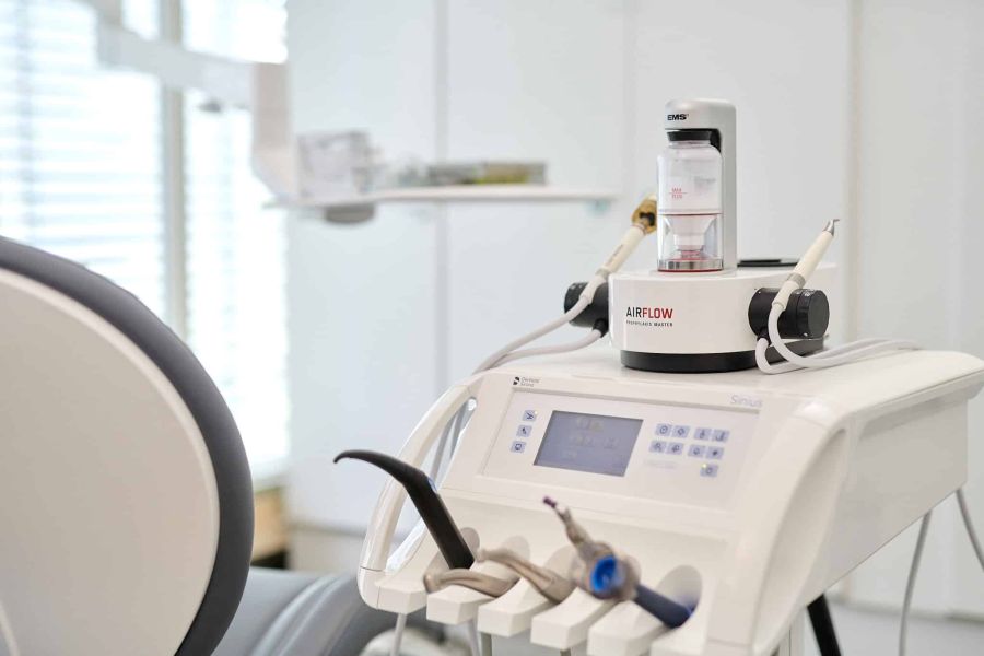 Professionelle Zahnreinigung mit dem AirFlow Verfahren im Behandlungszimmer der Praxis Bodensee Dental in Lindau.